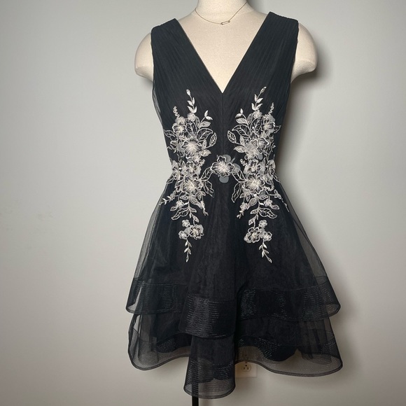 Floral embroidered blck tulle BCBG Cocktail dress size 4 - Picture 7 of 8
